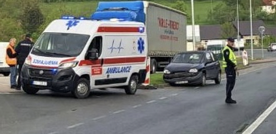 UŽAŠ NA BATAJNIČKOM PUTU Kamion se zakucao u automobil: Od siline udarca vozilo odletelo u jarak