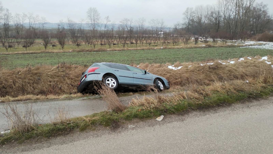 STRAVIČAN PRIZOR U ORAŠCU Kobno preticanje na mokrom kolovozu bacilo ih u kanal (FOTO)