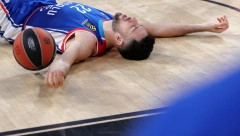 TEŠKA POVREDA MICIĆA Srpski as dobio jak udarac, morao teren da napusti u kolicima (VIDEO)
