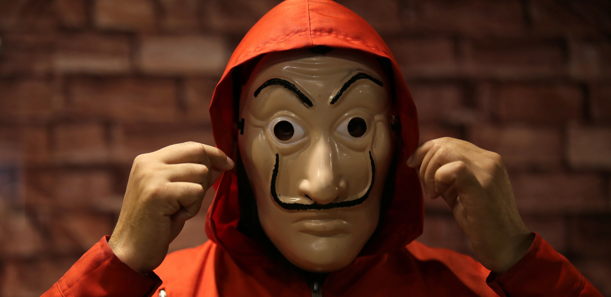 KAKO JE NJIMA DOBRO U komšiluku jako zabavna predizborna atmosfera: LA CASA DE PAPEL IZLAZI NA IZBORE U CRNOJ GORI!