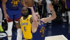 "KRALJA" BOLI GLAVA Kakva trojka, Jokić prevazišao samog sebe i to preko Lebrona (VIDEO)