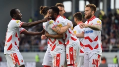 CRVENO-BELI IDU PO TREĆU DUPLU KRUNU U NIZU Zvezda protutnjala kroz Bačku Topolu, promašen penal došao glave TSC-u (VIDEO)