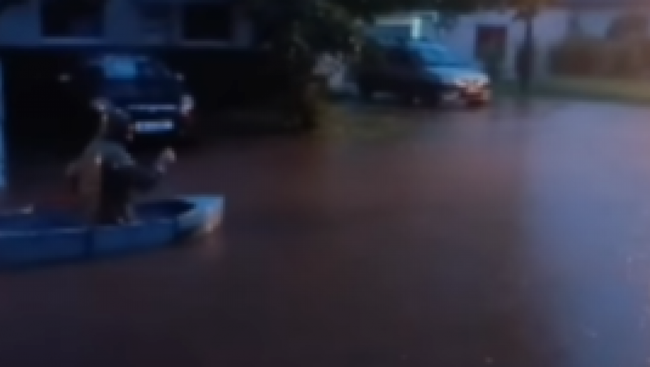 NEVREME U SRBIJI Potop u Novom Sadu i Koceljevi, čovek u čamcu nasred ulice (VIDEO)