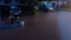 NEVREME U SRBIJI Potop u Novom Sadu i Koceljevi, čovek u čamcu nasred ulice (VIDEO)