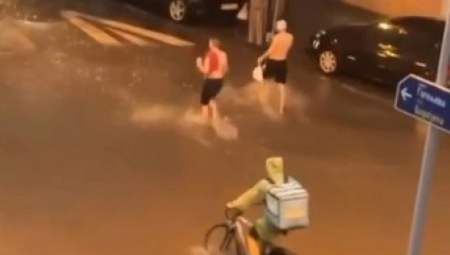 KAKVI CAREVI Novi Sad pod vodom, a dva mladića goli i bosi šetaju ulicama