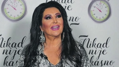 DRAGANA MIRKOVIĆ SVE RAZNEŽILA OBJAVOM Podelila fotku sa naslednicima, posvetila im reči svoje pesme (FOTO)