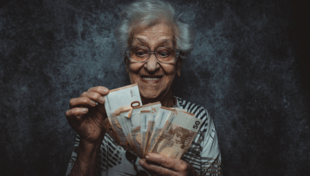 OSVOJILI STE PREMIJU, ALI TO KOŠTA 10 ODSTO Beograđanka i Novosađanin na prevaru starici oteli ogromne pare!