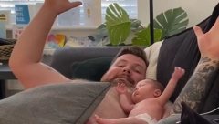 NAJSLAĐI VIDEO Klinci kopije svojih očeva, snimak oduševio hiljade ljudi (VIDEO)