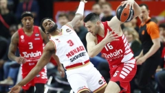 CRVENO-BELI IDU PO TROFEJ Monako vodio 12 razlike na poluvremenu, Olimpijakos dobio treću četvrtinu 27:2 i ostavio Obradovića bez finala