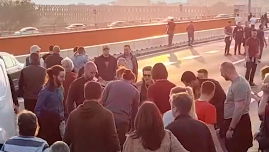 JEZIVA SCENA NA PROTESTU Demonstranti rizikuju živote na Gazeli radi snimka (FOTO)