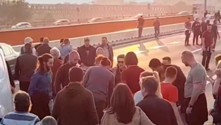 JEZIVA SCENA NA PROTESTU Demonstranti rizikuju živote na Gazeli radi snimka (FOTO)