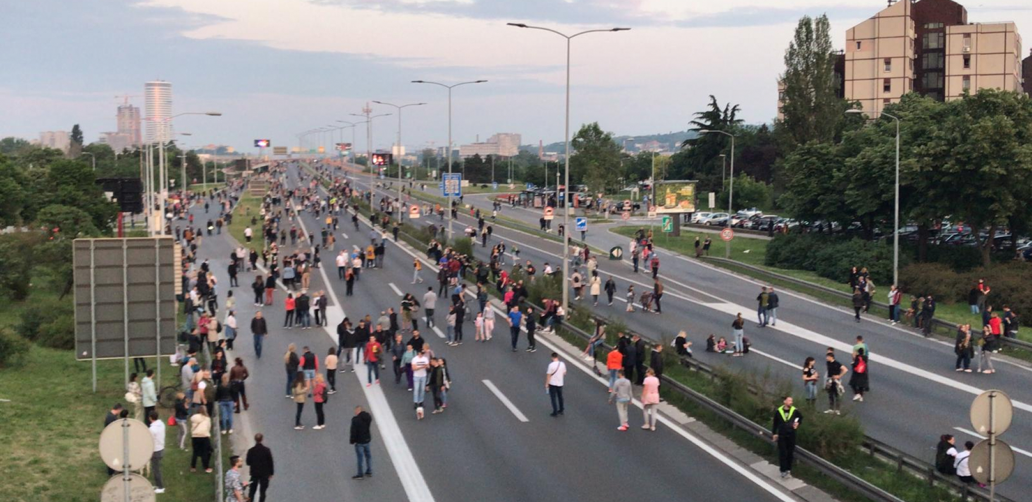 PROMOTERI POLITIČKIH PROTESTA PORUČUJU "Kosovo je nezavisno, patrijarh je zli čovečuljak!" (FOTO)