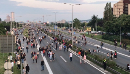PROMOTERI POLITIČKIH PROTESTA PORUČUJU "Kosovo je nezavisno, patrijarh je zli čovečuljak!" (FOTO)