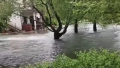 NESREĆA U SLAVONIJI Pokušavali da saniraju štetu od oluje pa pali sa krova, jednom se bore za život