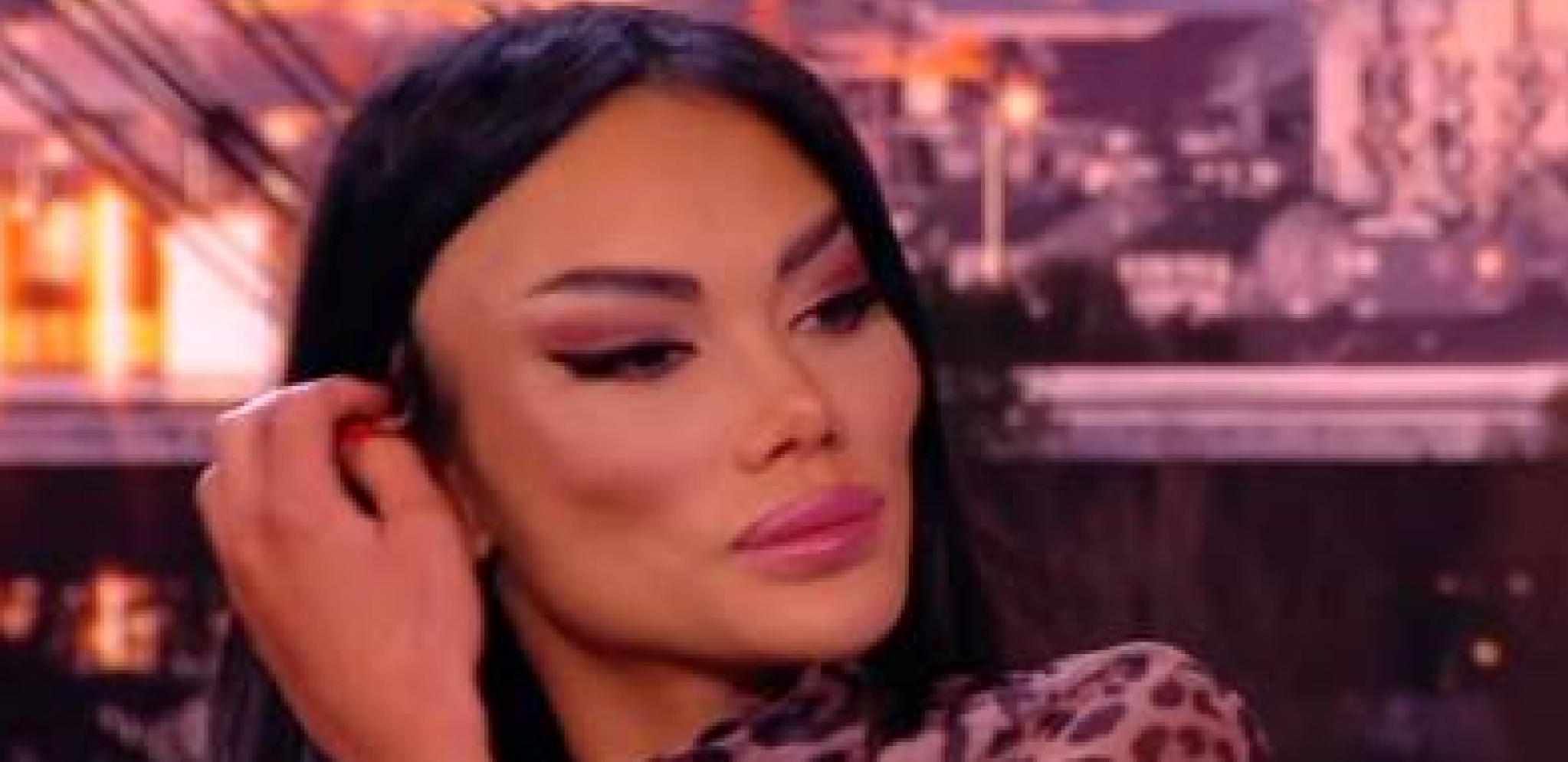 DETE NA PREDNJEM SEDIŠTU, BEZ POJASA, DOK ONA SVE TO SNIMA Tamara Đurić svesno ugrožava život dvogodišnje ćerke, njen novi potez razbesneo javnost!