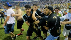 (UZNEMIRUJUĆE FOTO) HOROR SCENE NA STADIONU Nekoliko mrtvih u stravičnom stampedu u El Salvadoru, na desetine povređenih