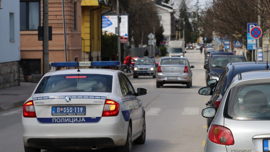 EVO ŠTA ĆE BITI SA DEVOJČICOM KOJA JE DONELA SEKIRU U ŠKOLU U STAROJ PAZOVI? Oglasio se direktor i rekao šta se juče zbilo