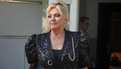 SNEŽANA ĐURIŠIĆ SE SLOMILA I IZNELA SVOJU POTRESNU ISPOVEST Borba sa teškom duševnom bolešću joj je uništila život, gušila se u suzama, čak su joj i deca smetala!