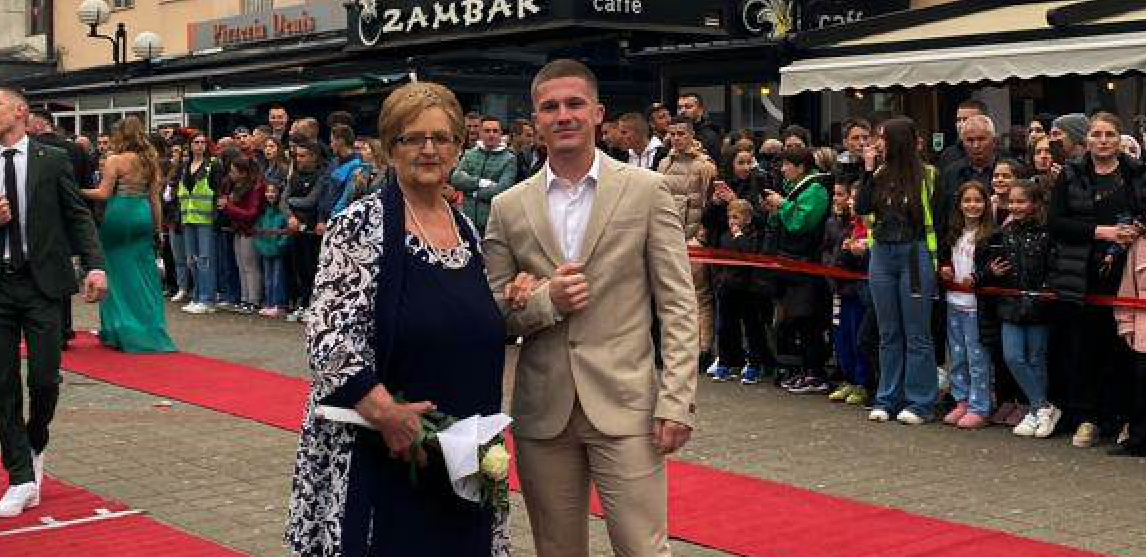 KRALJICA MATURE Srednjoškolac održao lekciju iz porodične ljubavi: Medo poveo baku Merimu na maturu!