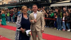 KRALJICA MATURE Srednjoškolac održao lekciju iz porodične ljubavi: Medo poveo baku Merimu na maturu!
