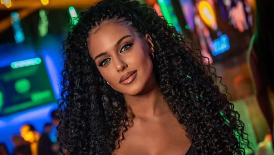 NAŠU PEVAČICU NAPALI U TRŽNOM CENTRU Uputili joj užasne uvrede i prozivke, hitno se oglasila, istakla da joj je ugrožena bezbednost (FOTO)