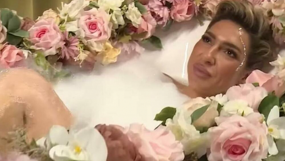 DA TI KUPIM ROLEKS Jovana Jeremić otkrila stihove nove pesme, pa zamešala kukovima!