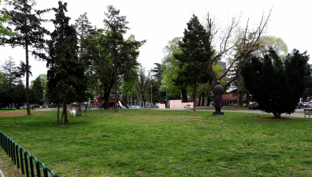 DROGU KRILI U ROZE PERNICI Uhapšena tri tinejdžera, velika zaplena Interventne u parku