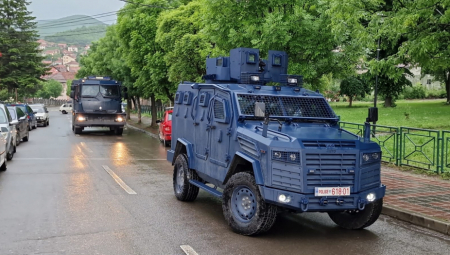 NAJNOVIJI SNIMCI SA KiM Oklopna vozila patroliraju ulicama, čuju se eksplozije