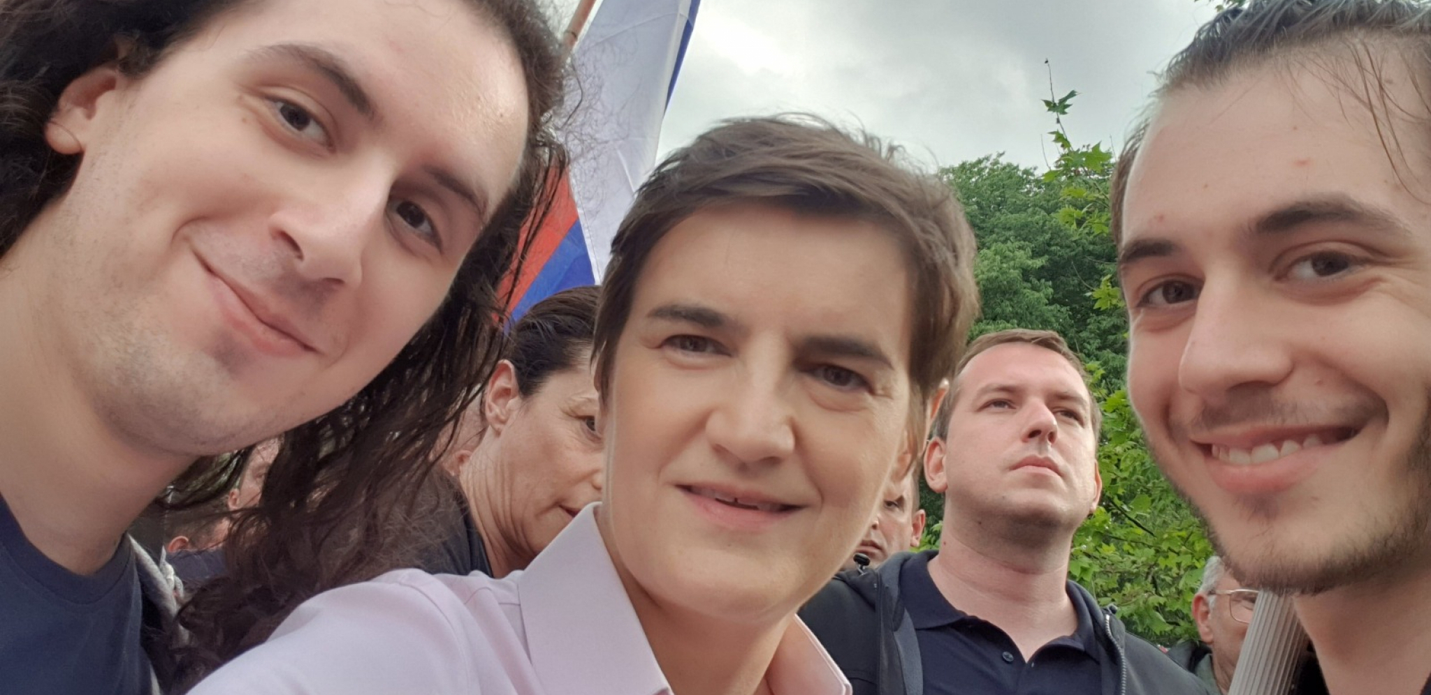 SRBIJA POKAZUJE JEDINSTVO Premijerka Brnabić sa građanima dolazi na najmasovniji skup ikada održan u Beogradu (FOTO/VIDEO)