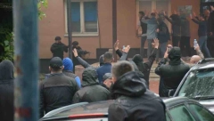 Pogledajte kako Kurtijeve duge cevi drže na nišanu nenaoružane ljude ispred Opštine Zvečan (FOTO)