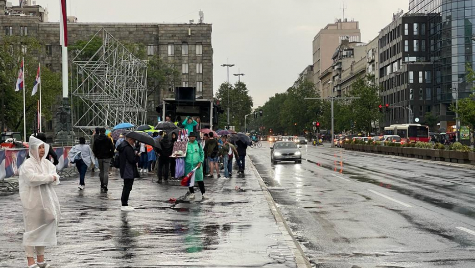 NAROD BESAN NA POLITIČARE KOJI SE GURAJU NA ČELO PROTESTA Vodaju nas kao ovce, stojimo na kiši (VIDEO)