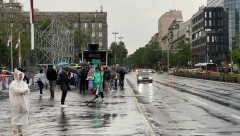 NAROD BESAN NA POLITIČARE KOJI SE GURAJU NA ČELO PROTESTA Vodaju nas kao ovce, stojimo na kiši (VIDEO)