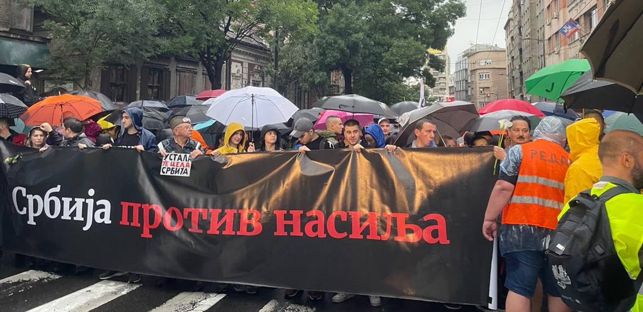 ZAVRŠEN POLITIČKI PROTEST "PROTIV NASILJA" Učesnici formirali "prsten" oko RTS-a (FOTO)