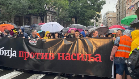 Zašto organizatori protesta ne smeju da se obrate okupljenima, već poturaju glumce?