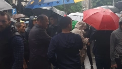 MLADEN OBRADOVIĆ NA POLITIČKOM PROTESTU SA GEJ AKTIVISTOM Pavlović ga označio kao nasilnika, a sada sa njim širi nasilje prema državi