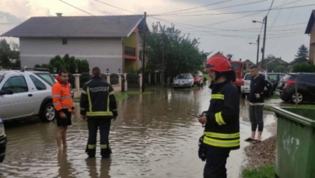 NEVREME NAPRAVILO HAOS U KRUŠEVCU Evakuisani ljudi iz poplavljenih vozila, grom izazvao opasan požar!