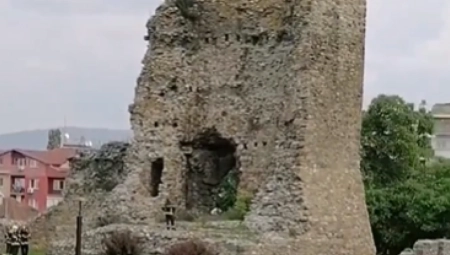 KRAJ DRAME U KRUŠEVCU Policija odvela muškarca koji se popeo na Don Žon kulu - dva sata drame zbog nepromišljenog izazova (VIDEO)