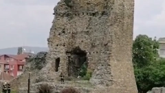 KRAJ DRAME U KRUŠEVCU Policija odvela muškarca koji se popeo na Don Žon kulu - dva sata drame zbog nepromišljenog izazova (VIDEO)