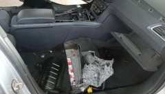 DOLIJAO ŠVERCER NA BATROVCIMA Sakrio u automobilu skoro 2.000 paklica cigareta u vrednosti oko 700.0000 dinara (FOTO)