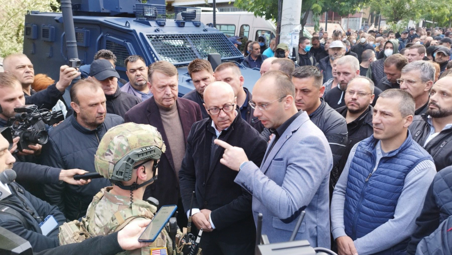 PREGOVORI SA KFOR-om Predstavnici Srpske liste u prvim redovima, Srbi traže da im se omogući da uđu u kancelarije (FOTO/VIDEO)