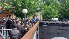 ŠTA SE DEŠAVA U ZVEČANU? Novinari se povlače, specijaci su sa gas maskama