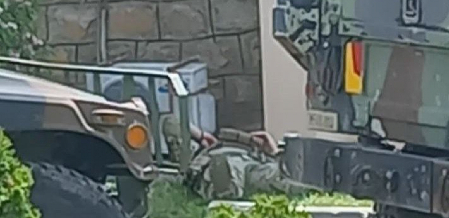 OVAKO ČUVAJU MIR Dok Kurtijeva policija nišani Srbe i baca suzavce, vojnici Kfor-a spavaju i mokre po ulicama (FOTO)