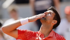 NOVAK JEDNIM GESTOM RAZNEŽIO SVET Dečak mu ceo meč dobacivao, a Novak je posle pobede uradio ovo