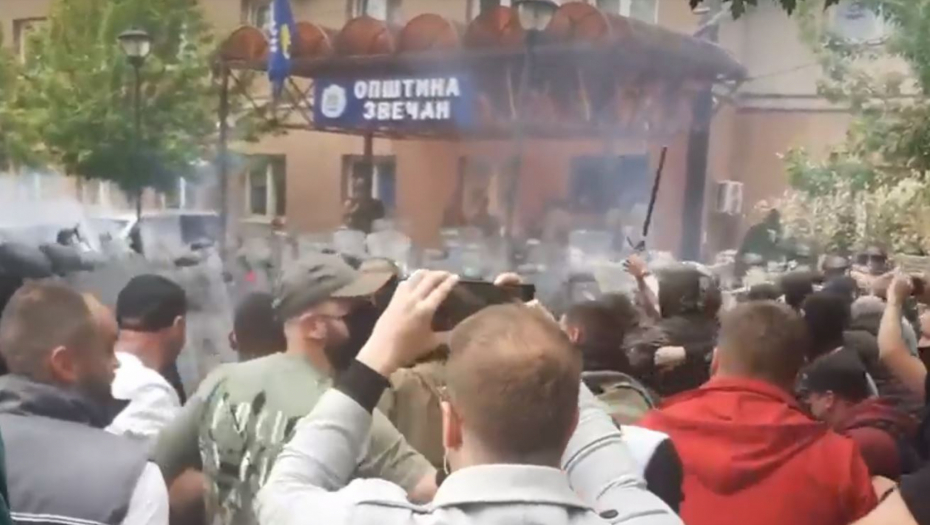 Pripadnici Kfora počeli da tuku srpski narod u Zvečanu, lete kamenice