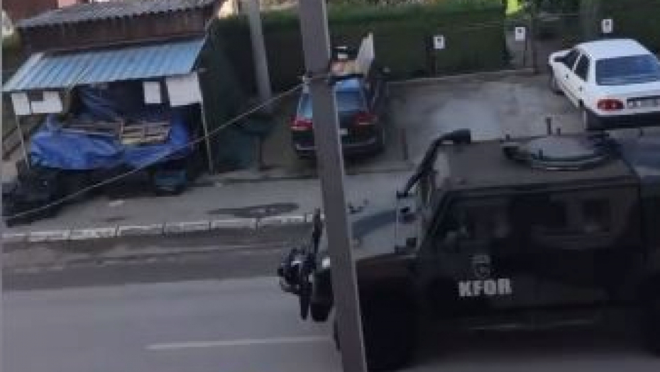 KFOR ŠALJE DODATNE SNAGE U ZVEČAN Više vojnih vozila krenulo iz Kosovske Mitrovice (VIDEO)