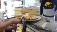 KAD JE KOMPLET LEPINJA PRESKUPA Dečak u užičkoj pekari nije imao dovoljno para, a reakcija gazde rasplakala je sve