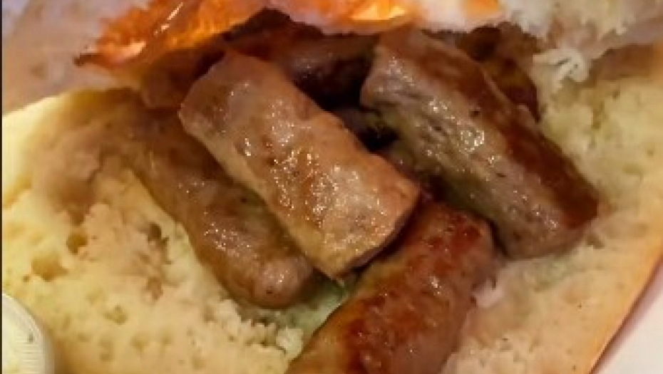 "NAJBOLJE ŠTO SAM IKAD JEO" U Americi probao ćevape sa lukom, jedna stvar mu nije nikako jasna