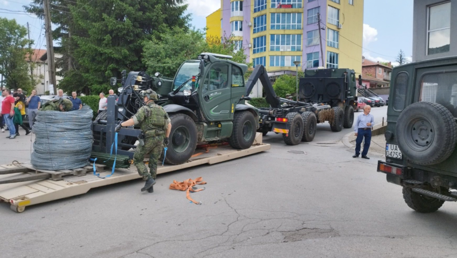 NAPETO U ZVEČANU Pripadnici Kfor-a razvlače bodljikavu žicu (FOTO/VIDEO)