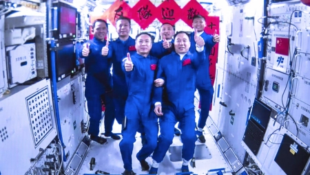 KINA ISPISALA ISTORIJU Poslala prvog civilnog astronauta u svemir ( FOTO)
