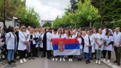 "IZAĐI MALA" Ori se u Zvečanu, Srbi zapevali "himnu protesta" (VIDEO)